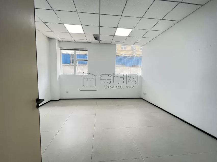 海曙区客运中心附近280平4个直播间（办公室）一个公区出租