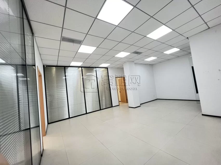 海曙区客运中心附近280平4个直播间（办公室）一个公区出租