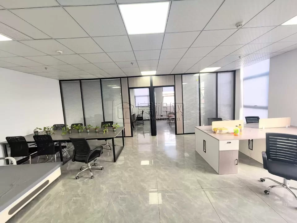 集士港恒宇1228园区160平精装办公室，双面采光，带全套家具4300元/月