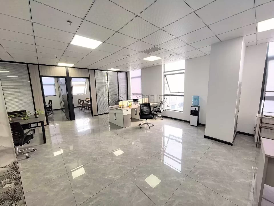 集士港恒宇1228园区160平精装办公室，双面采光，带全套家具4300元/月