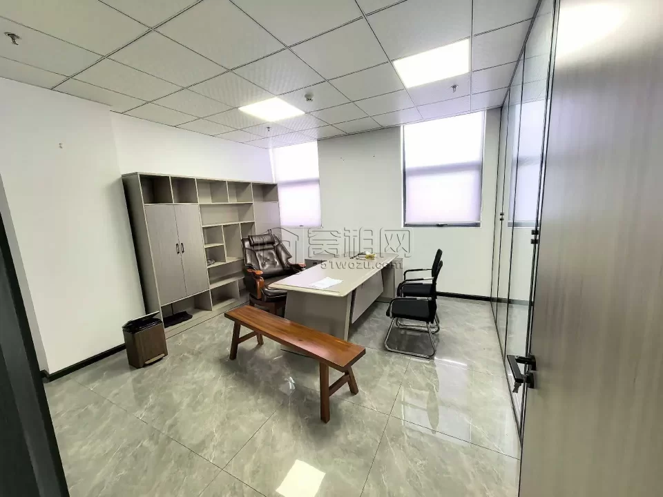 集士港恒宇1228园区160平精装办公室，双面采光，带全套家具4300元/月
