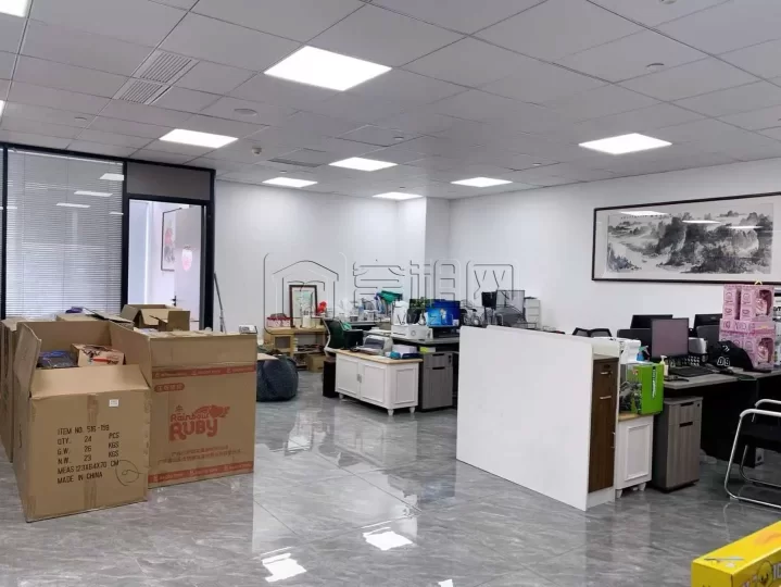 南部商务区8号线地铁口宁波商会A座215平3到4个隔间写字楼招租