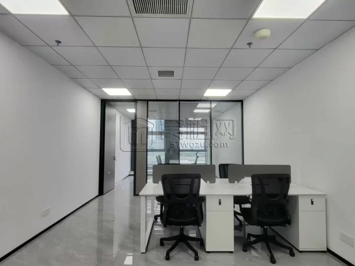 出租江北双印·恒一大厦 顶地新装修80平，双玻百叶隔断＋全套品牌家具