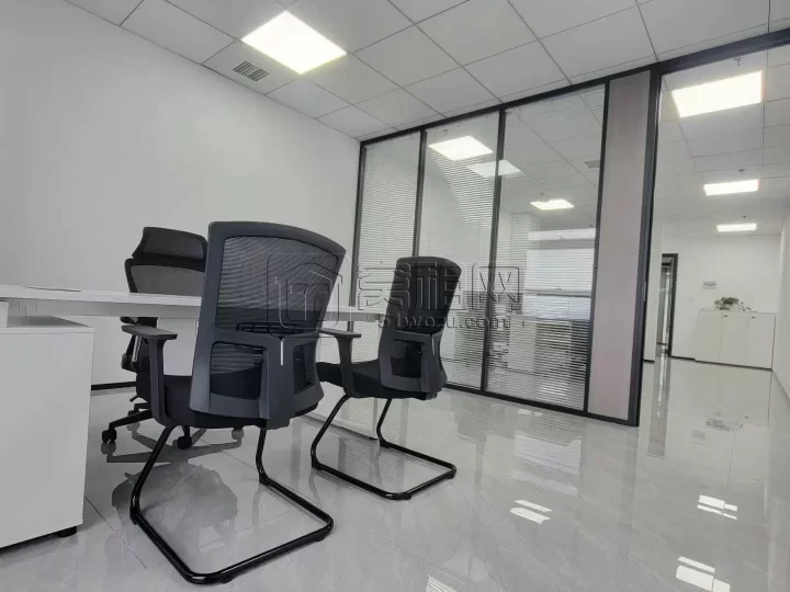 出租江北双印·恒一大厦 顶地新装修80平，双玻百叶隔断＋全套品牌家具