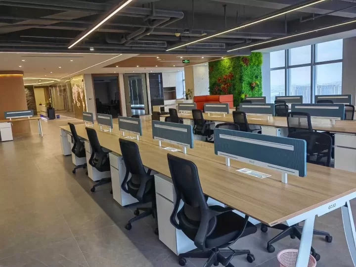 宁波来福士对面写字楼绿地中心大厦944平米，租金单价2.5元/平米/天出租