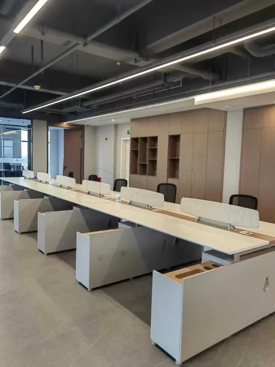 宁波来福士对面写字楼绿地中心大厦944平米，租金单价2.5元/平米/天出租