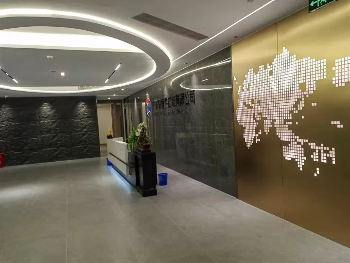 宁波来福士对面写字楼绿地中心大厦944平米，租金单价2.5元/平米/天出租