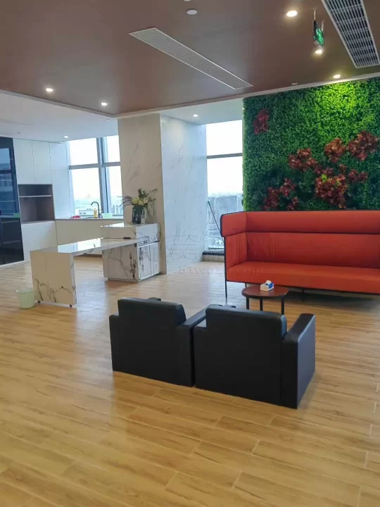 宁波来福士对面写字楼绿地中心大厦944平米，租金单价2.5元/平米/天出租