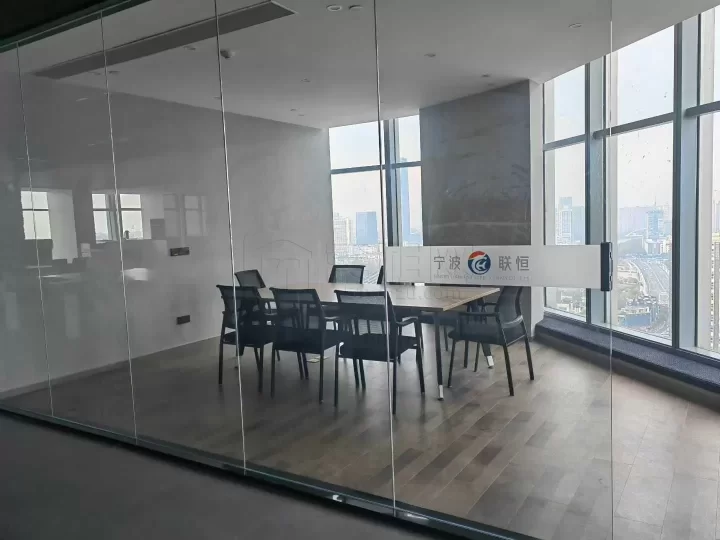 宁波来福士对面写字楼绿地中心大厦944平米，租金单价2.5元/平米/天出租