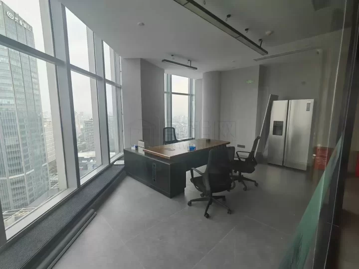 宁波来福士对面写字楼绿地中心大厦944平米，租金单价2.5元/平米/天出租