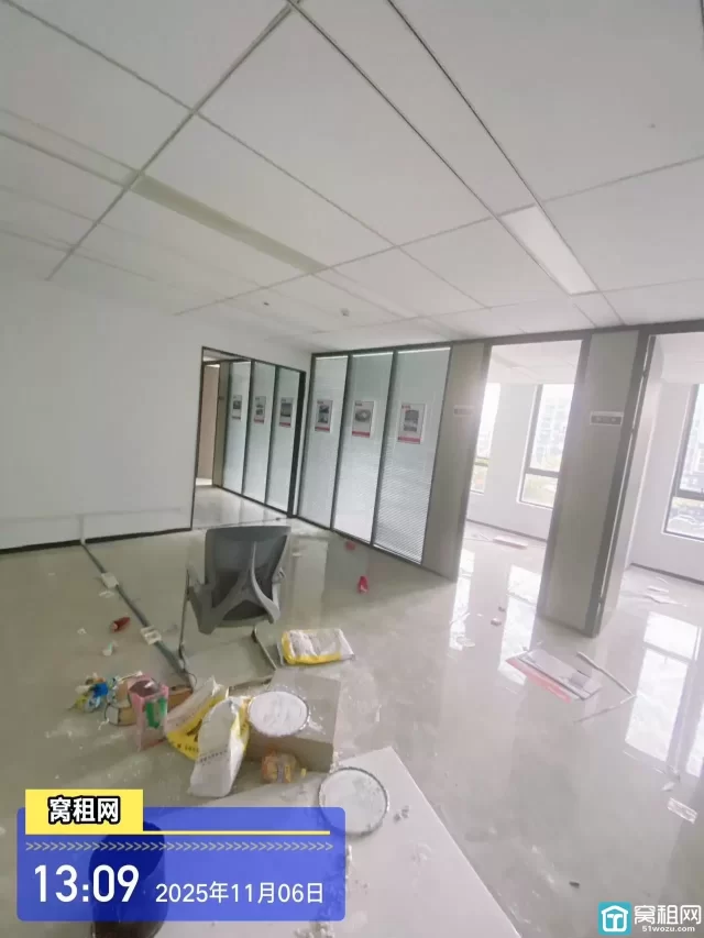 556产业园火热招租嵩江路东路站地铁站125平米全新精装修出租