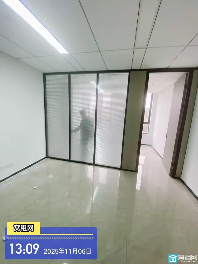 出租鄞州万达附近写字楼125平正南2隔间精装修5700元/月