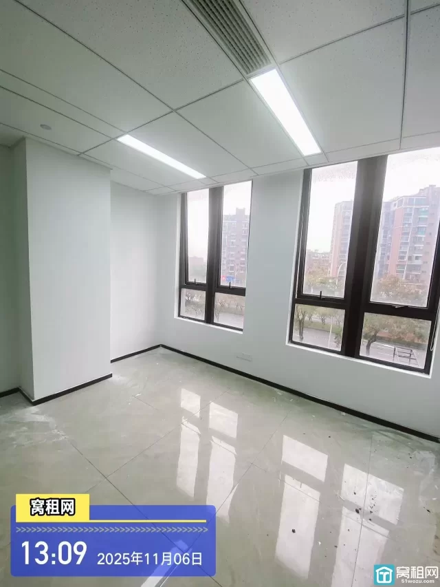 出租鄞州万达附近写字楼125平正南2隔间精装修5700元/月