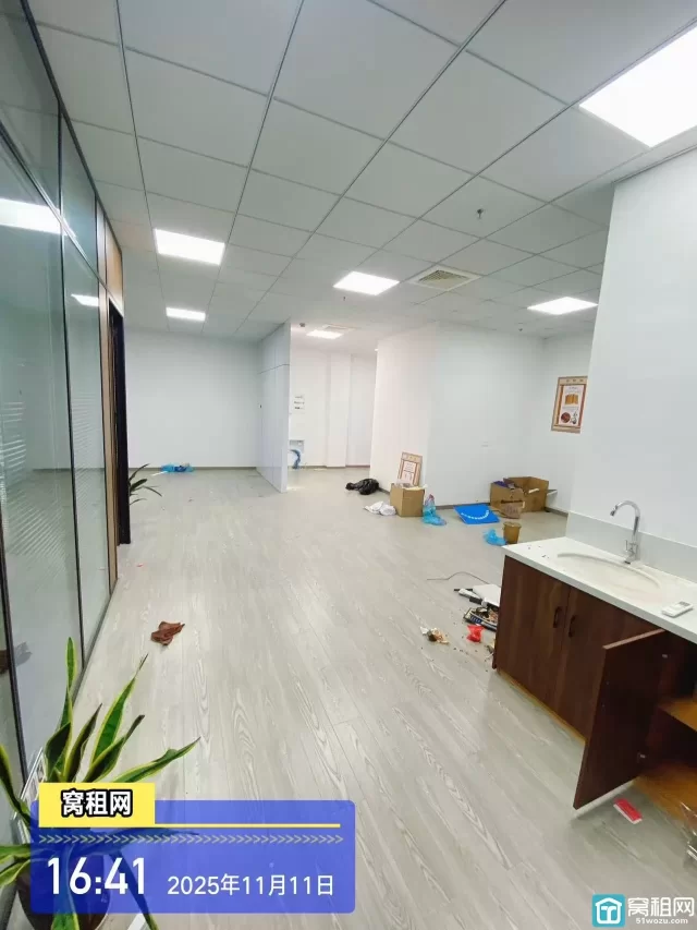 宁波开市客隔壁富久大厦215平米精装修办公室出租，单价1.2元/平米/天带上下水