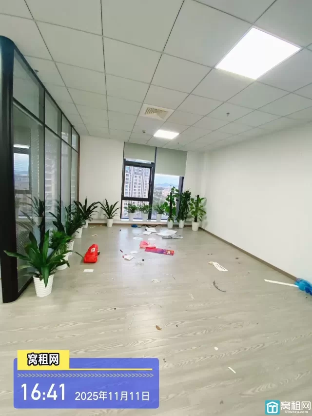 宁波开市客隔壁富久大厦215平米精装修办公室出租，单价1.2元/平米/天带上下水