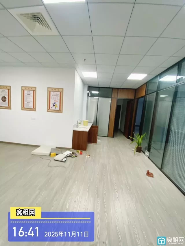 宁波开市客隔壁富久大厦215平米精装修办公室出租，单价1.2元/平米/天带上下水