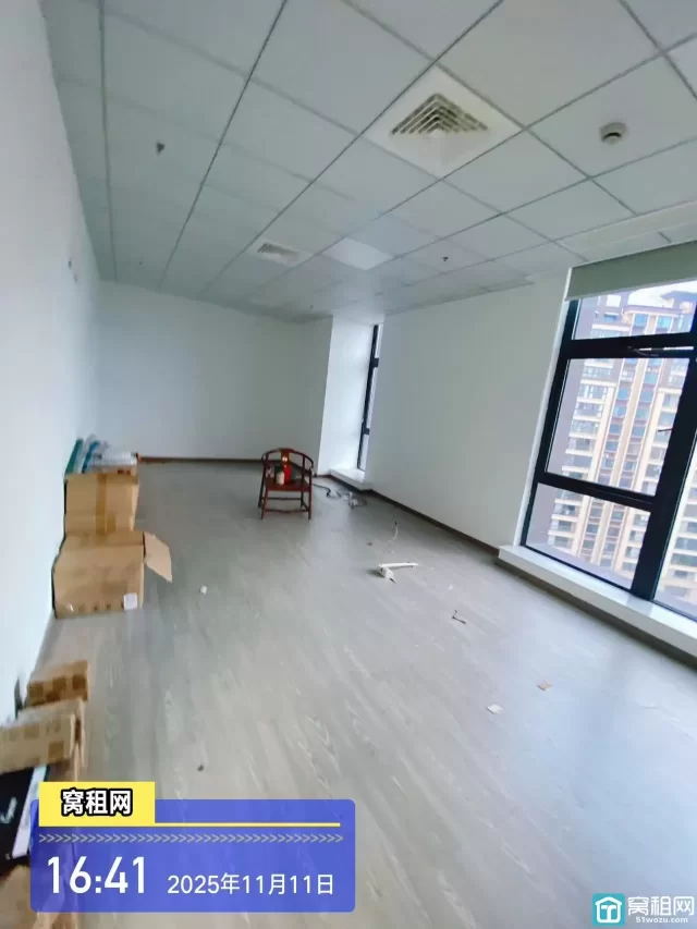 宁波开市客隔壁富久大厦215平米精装修办公室出租，单价1.2元/平米/天带上下水