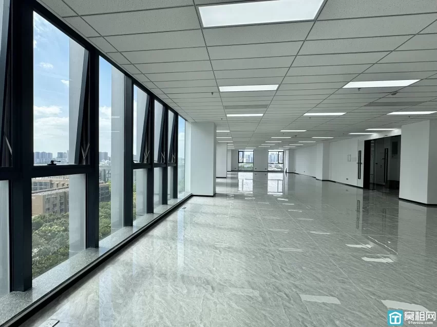 宁波高新区外经合作大厦408平米，朝南，电梯口位置，隔间定制，停车费330/月，物业费5.5/月