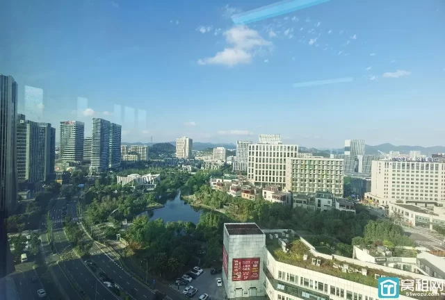 亿天中心大厦238平精装修朝东南双面采光大落地窗办公室出租