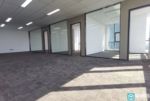 亿天中心大厦238平精装修朝东南双面采光大落地窗办公室出租