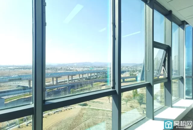 亿天中心大厦238平精装修朝东南双面采光大落地窗办公室出租