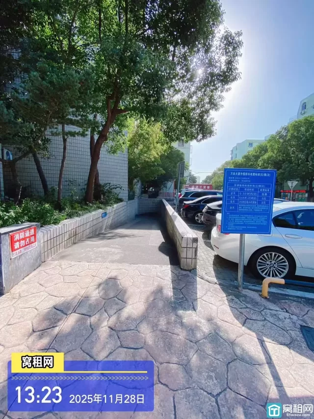 宁波兴业大厦对面万金大厦停车场收费