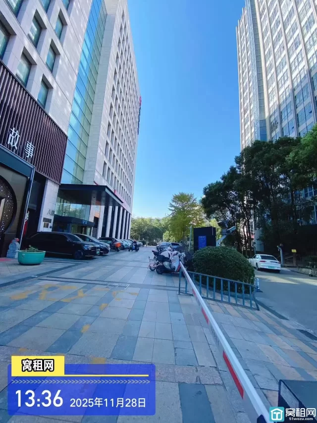 宁波天润商座物业停车收费多少一个小时？