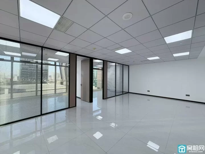 宁波商会215平东北朝向出租11300/月有需要可配家具，配家具价格另谈