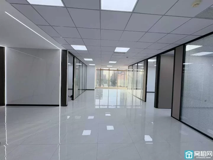 宁波商会215平东北朝向出租11300/月有需要可配家具，配家具价格另谈