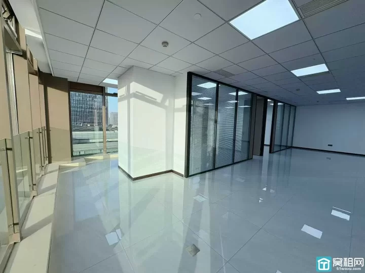 宁波商会215平东北朝向出租11300/月有需要可配家具，配家具价格另谈