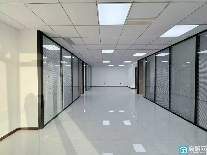 宁波商会215平东北朝向出租11300/月有需要可配家具，配家具价格另谈