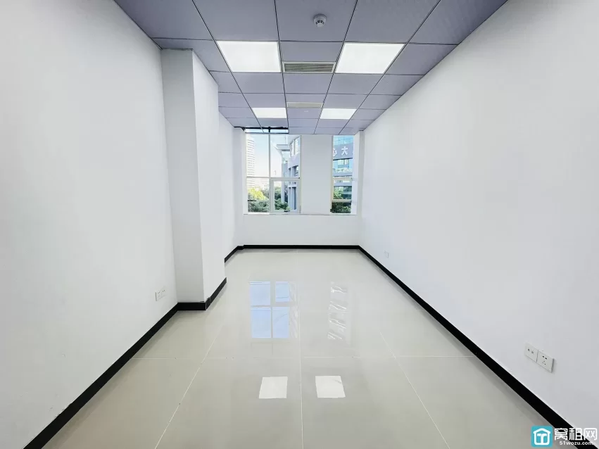 会展中心大厦对面世纪金贸大厦42平方，朝东办公室出租