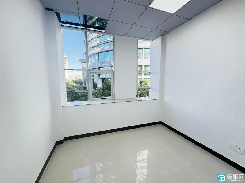 会展中心大厦对面世纪金贸大厦42平方，朝东办公室出租