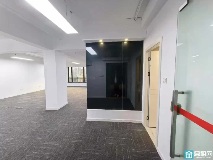 上东国际170平，带家具出租，东南双面采光，2隔间+储物间