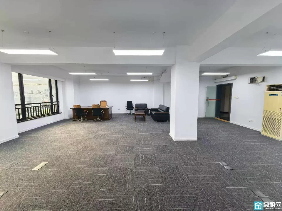 上东国际170平，带家具出租，东南双面采光，2隔间+储物间