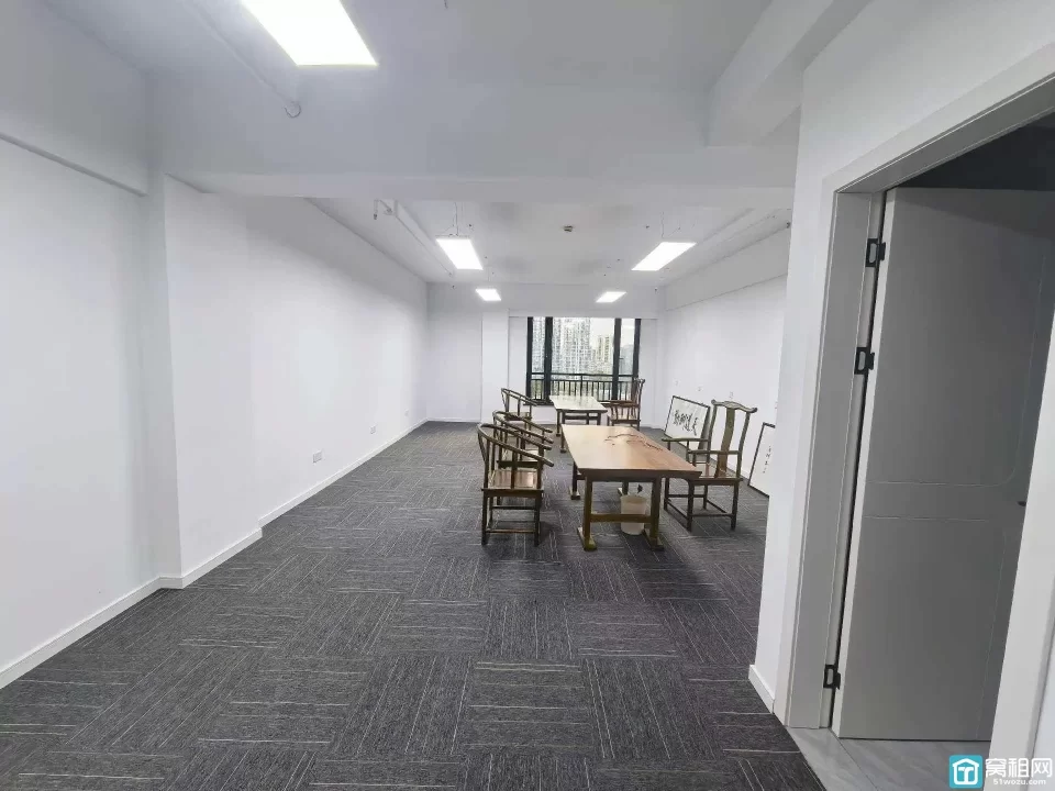 上东国际170平，带家具出租，东南双面采光，2隔间+储物间