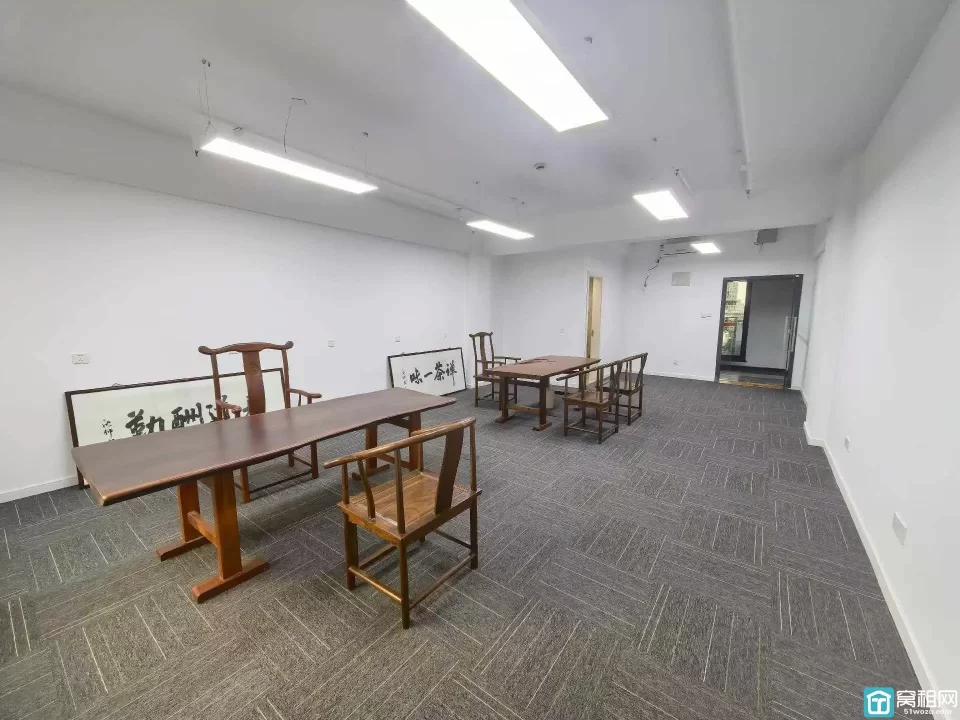 上东国际170平，带家具出租，东南双面采光，2隔间+储物间