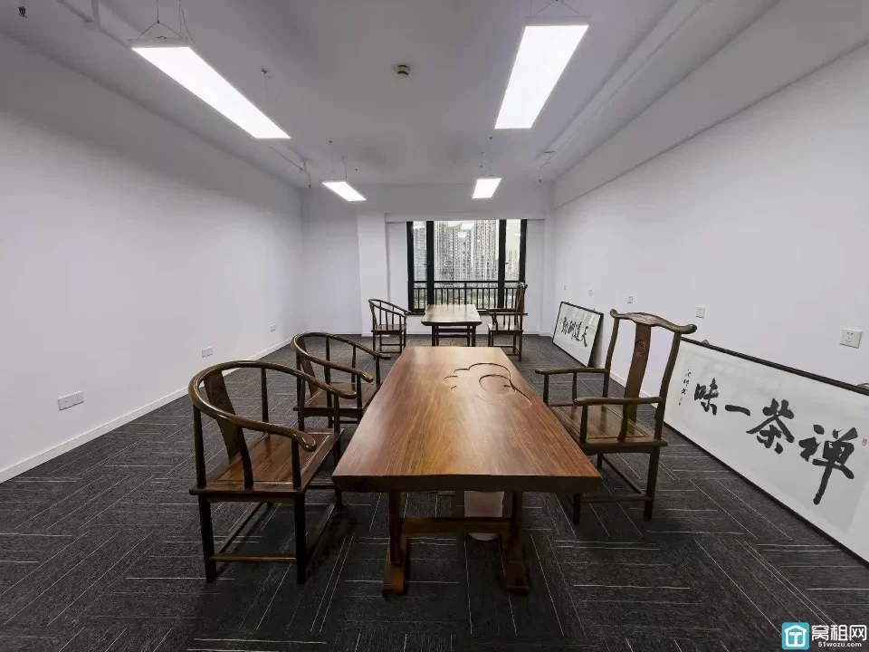 上东国际170平，带家具出租，东南双面采光，2隔间+储物间