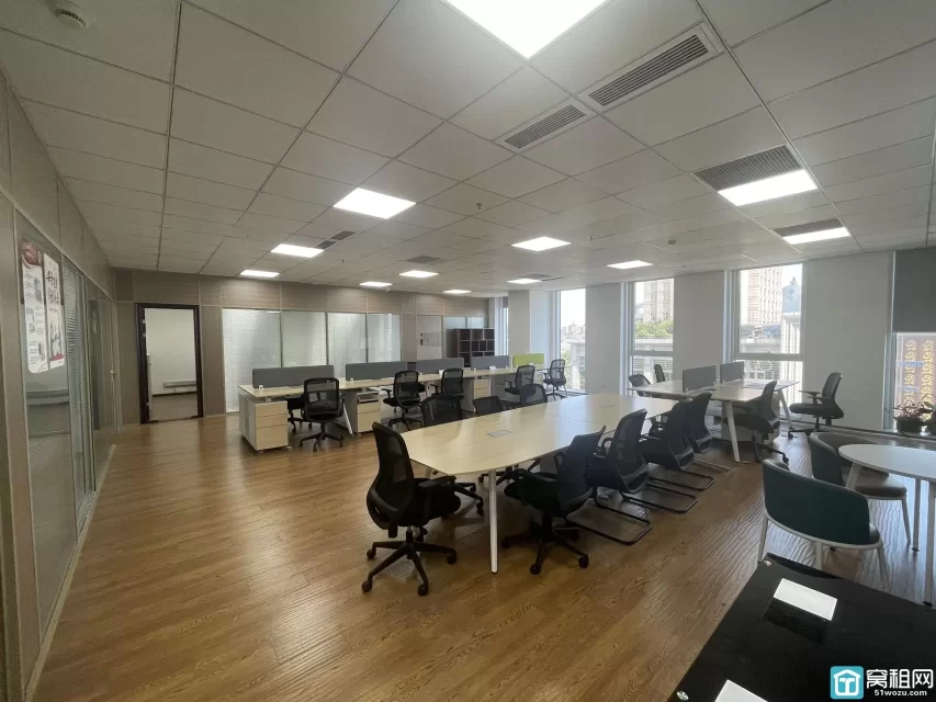 月湖金汇大厦出租283平照片视频，3个隔间，员工区20到30人工位，三年采光，带家具