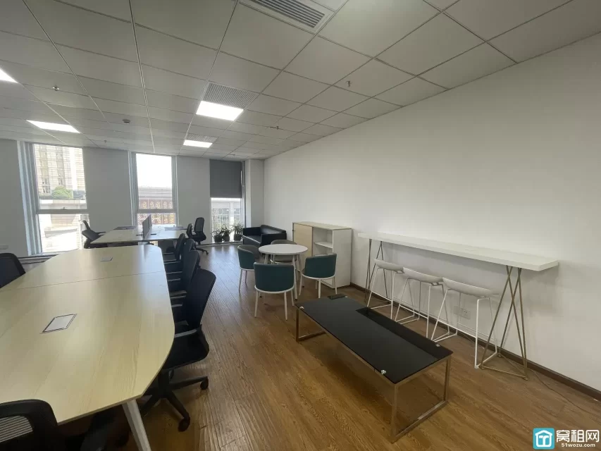 月湖金汇大厦出租283平照片视频，3个隔间，员工区20到30人工位，三年采光，带家具