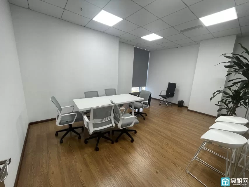 月湖金汇大厦出租283平照片视频，3个隔间，员工区20到30人工位，三年采光，带家具