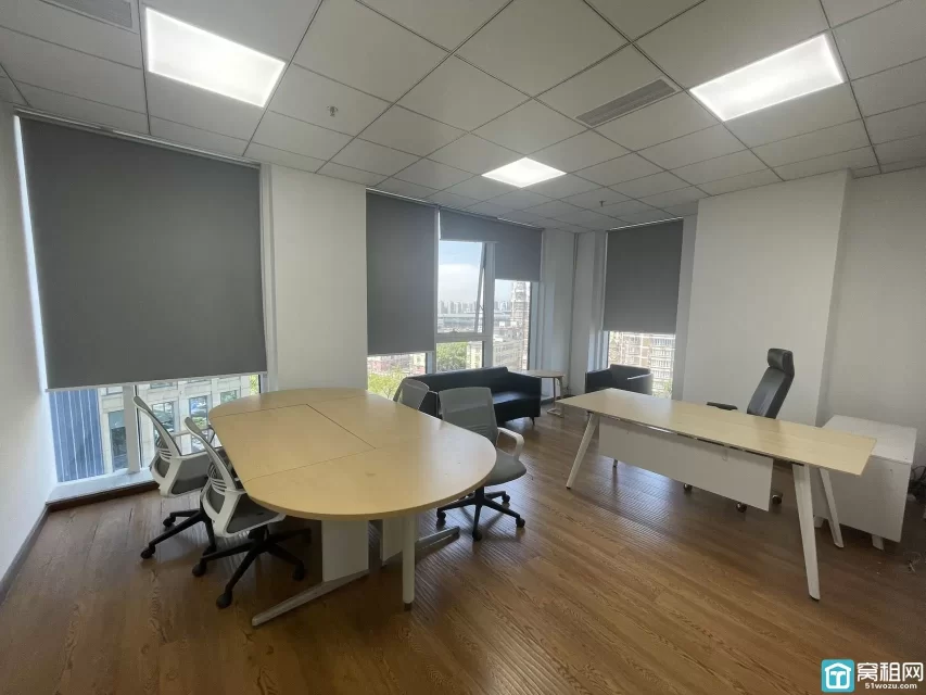 月湖金汇大厦出租283平照片视频，3个隔间，员工区20到30人工位，三年采光，带家具