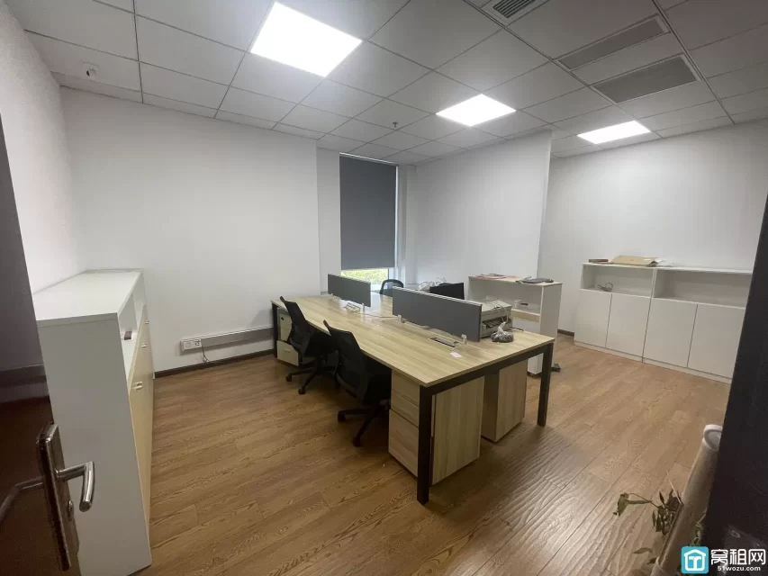 月湖金汇大厦出租283平照片视频，3个隔间，员工区20到30人工位，三年采光，带家具