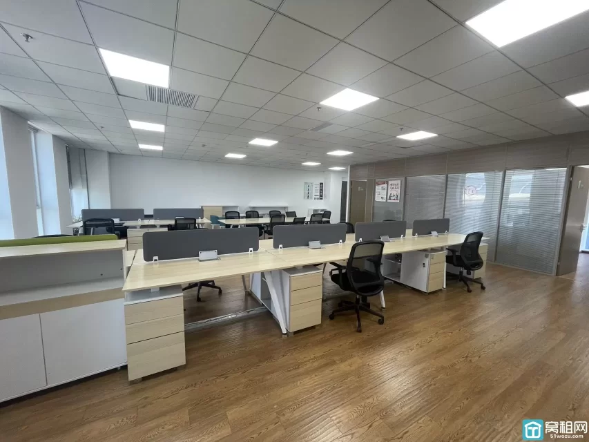 月湖金汇大厦出租283平照片视频，3个隔间，员工区20到30人工位，三年采光，带家具
