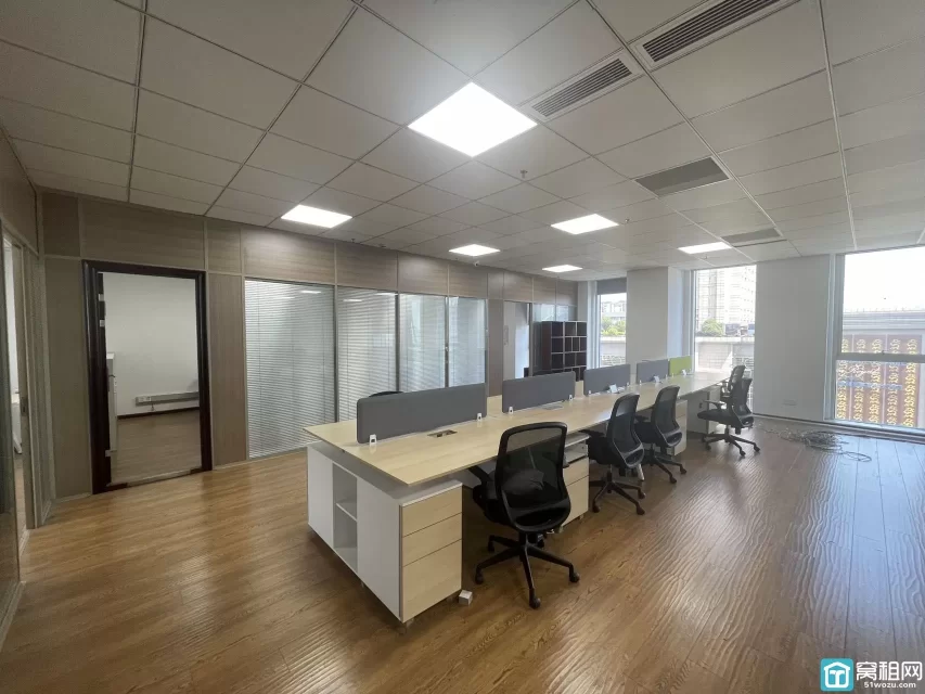 月湖金汇大厦出租283平照片视频，3个隔间，员工区20到30人工位，三年采光，带家具