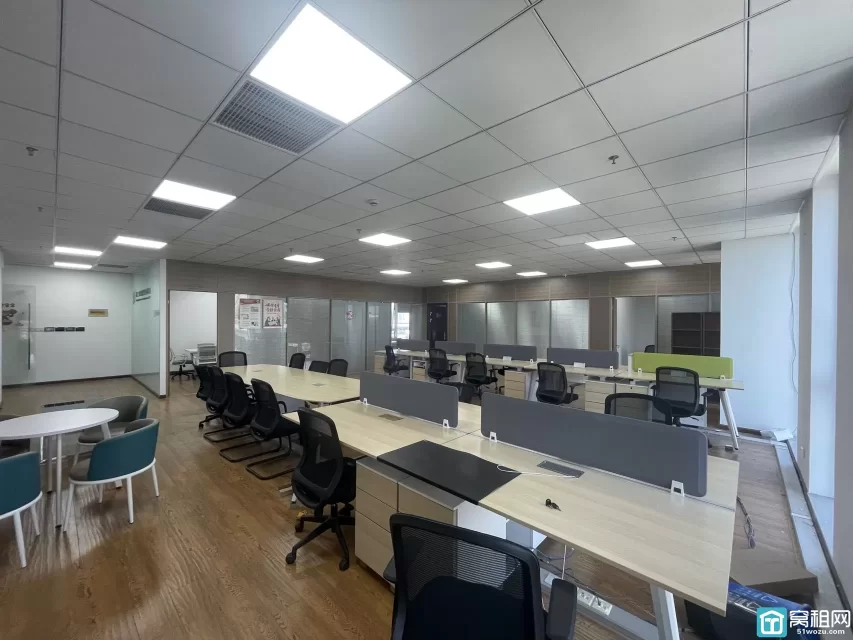 月湖金汇大厦出租283平照片视频，3个隔间，员工区20到30人工位，三年采光，带家具