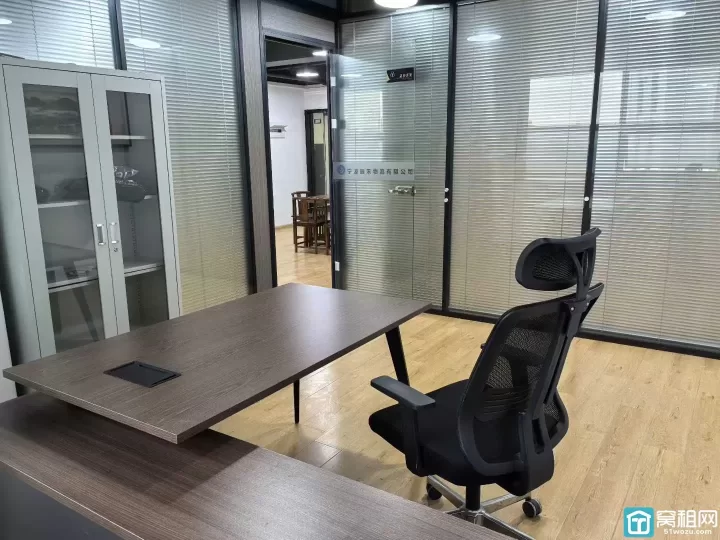 宁波东部新城附近新天地大厦100平，3400元电子门禁 带全套办公家具出租