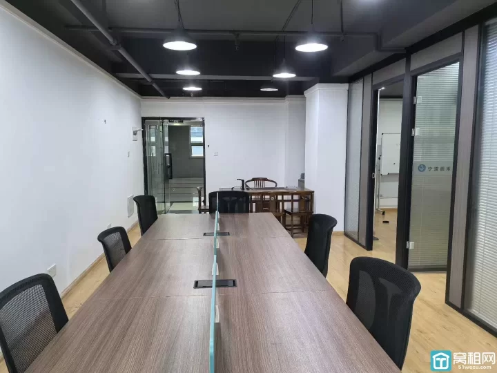 宁波东部新城附近新天地大厦100平，3400元电子门禁 带全套办公家具出租