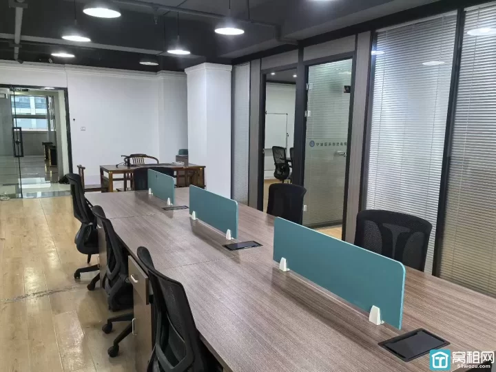 宁波东部新城附近新天地大厦100平，3400元电子门禁 带全套办公家具出租