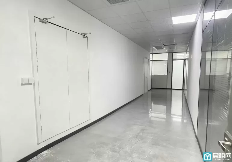 高新区浙商银行大厦出租318平米精装修办公室4个隔间租金1.8元/平米/天